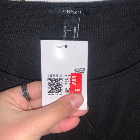 NWT Long Sleeved Knit Crop Top with hem detail - Forever 21 Size Medium in Black - Picture 3 of 3